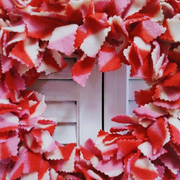 Hand Crafted Pink/Red/White Fleece Fabric Rag Heart Wreath Valentine's Day 16" - Picture 6 of 6